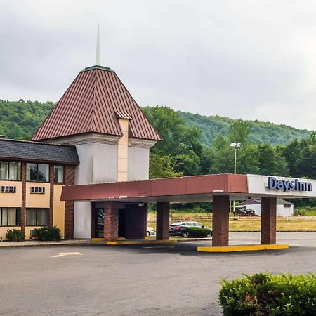 Days Inn by Wyndham Berlin Meriden Exterior foto