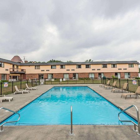 Days Inn by Wyndham Berlin Meriden Exterior foto