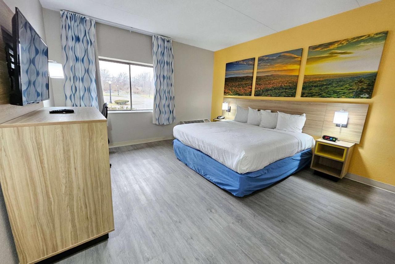 Days Inn by Wyndham Berlin Meriden Exterior foto