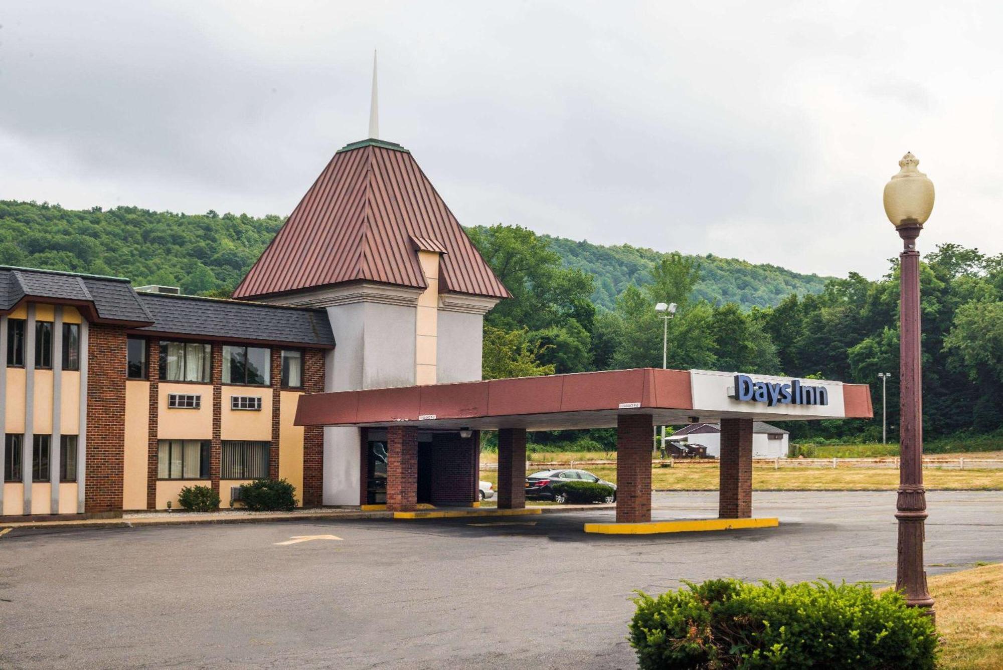 Days Inn by Wyndham Berlin Meriden Exterior foto
