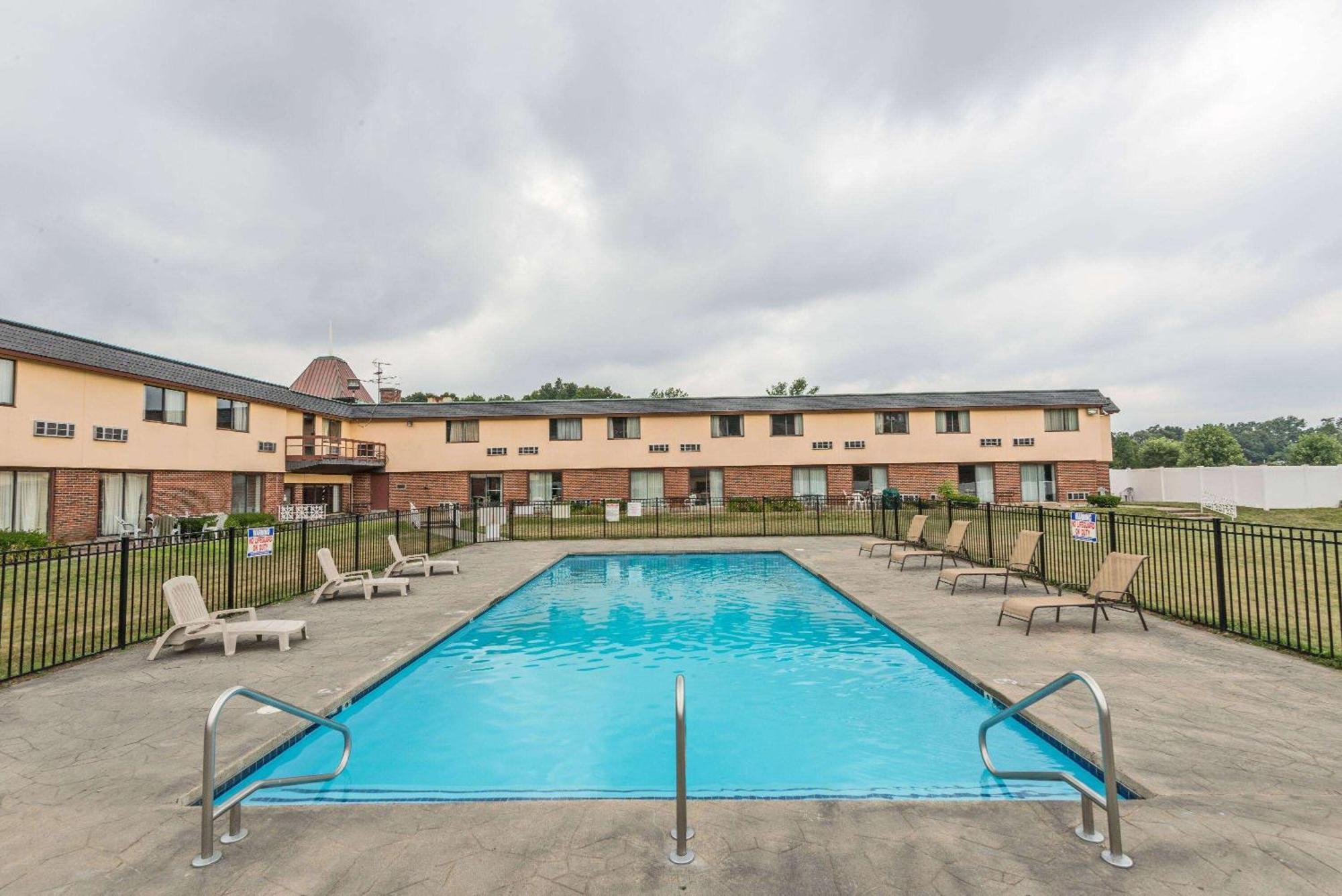 Days Inn by Wyndham Berlin Meriden Exterior foto